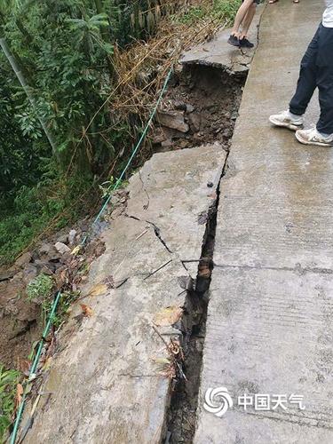 暴雨肆虐宝鸡现塌方 泥石流袭来道路难行