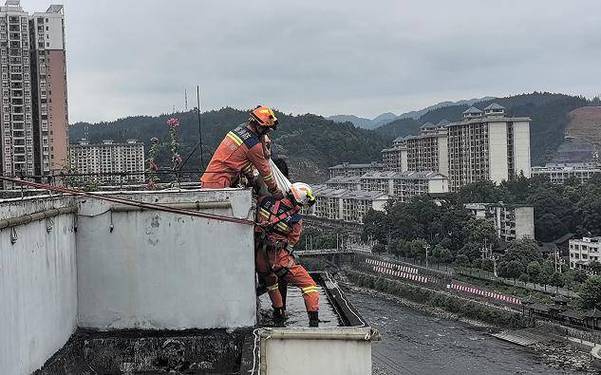 逆流而上，挽救生命：消防英雄从水火中救回轻生者