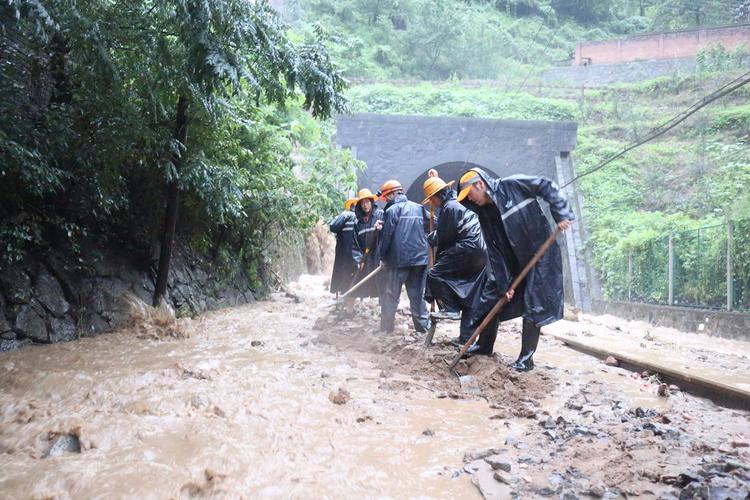 太原国铁三防”护航 强降雨中保铁路畅通